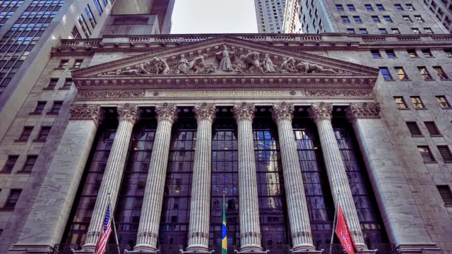 Dow Jones falls 500 points