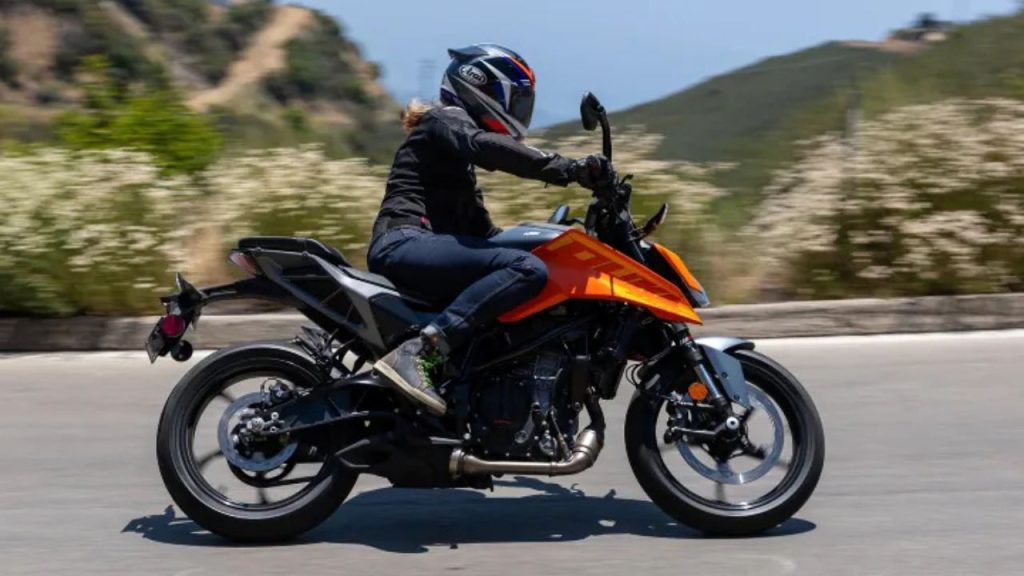 2025 KTM 250 Duke Review – A Fun and Civilized Riding Experience 2 KTM 250 Duke
