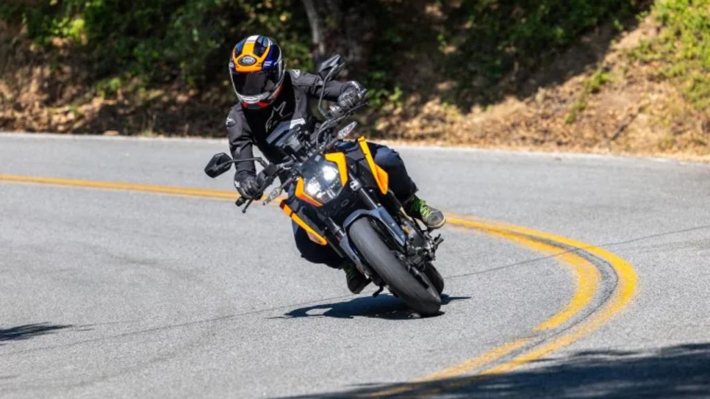 2025 KTM 250 Duke Review – A Fun and Civilized Riding Experience 3 KTM 250 Duke4 1